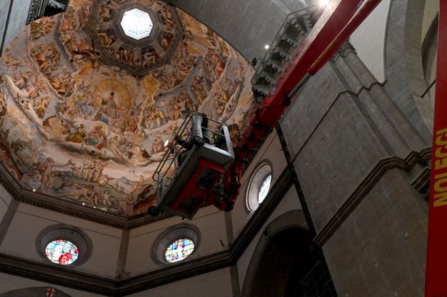 Come sta il Duomo di Firenze? Con la gru il monitoraggio diventa uno spettacolo 