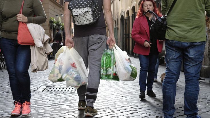 Industriali e sindacati, rivolta contro la Plastic Tax