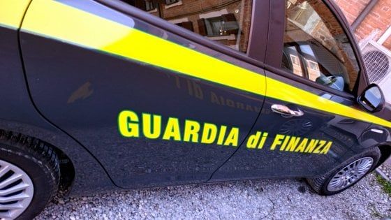 Taranto, presi mentre intascavano una tangente: arrestati ex assessore ed ex consigliere del Comune