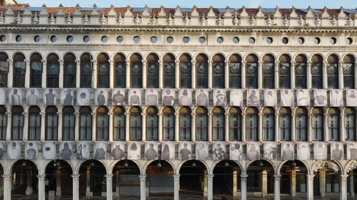 Venezia, "Dreams in Transit": l’arte porta cento rifugiati in piazza San Marco