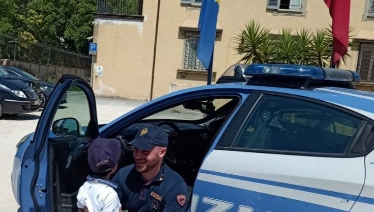 Sesto Fiorentino, rianimato in strada dopo un volo dal terzo piano, il bambino ha incontrato il suo salvatore