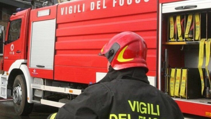 Moncalieri, si guasta la caldaia elettrica e va a fuoco all'alba una mansarda. Due uomini feriti