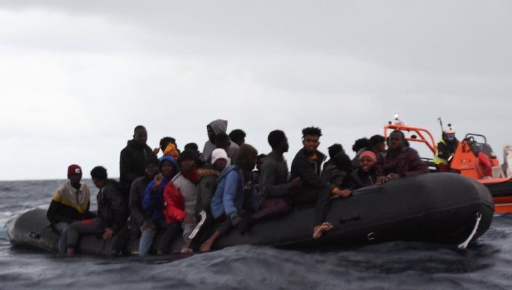 Migranti, la Ocean Viking salva 37 persone a largo della Libia. Porto sicuro ad Ancona, a 4 giorni di navigazione. Il racconto dalla nave
