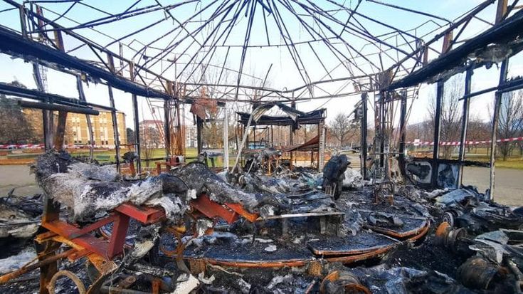 Torino, a fuoco la giostra dei bimbi nel parco Di Vittorio. Il titolare: “Era metà della mia vita”