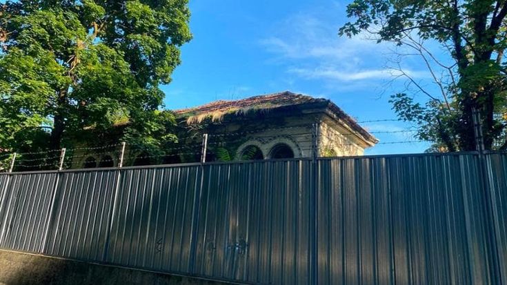 La rinascita dell’ex ospedale Bassi, ostaggio di burocrazia e degrado: “Sarà un polo culturale”