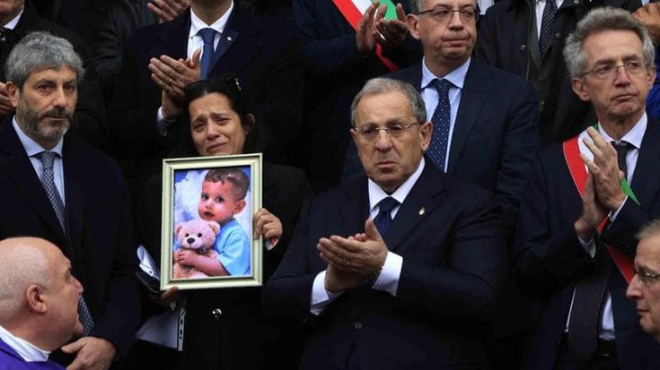 Domenico, la mamma ai funerali: “Paghi chi ha sbagliato”. E abbraccia la manager del Monaldi