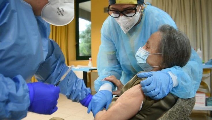 Vaccini anti-Covid, al via le dosi per over 80 a domicilio nel Barese: l'Asl procede secondo l'ordine delle prenotazioni