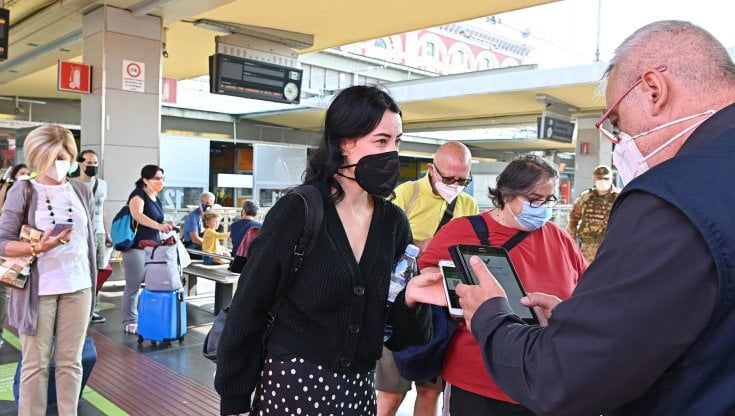 Statali, camerieri, autisti: in settimana il decreto per il super Green Pass