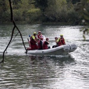 Si tuffa per salvare la figlia di 10 anni: morto un uomo sul fiume Adda, il corpo ritrovato a due chilometri di distanza