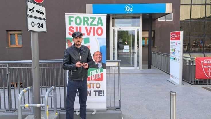 Berlusconi, Pasqua al San Raffaele: fuori dall'ospedale il fan di Lecce e la 'pasionaria' Noelle. Pochi i cronisti