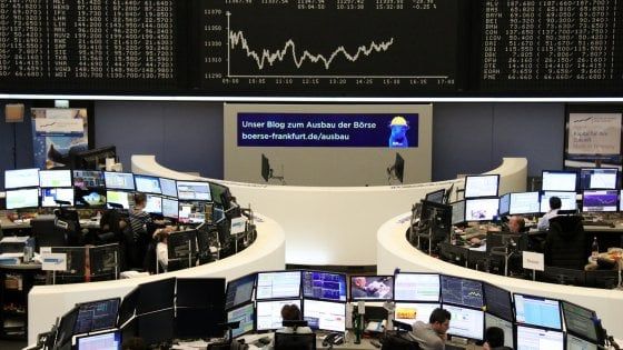 Borse Ue in rosso dopo le stime Ue. Lo spread schizza a 280 punti