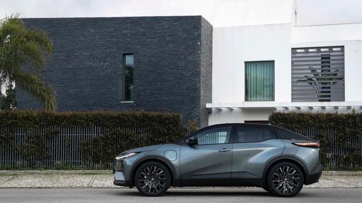 Toyota C-HR+, un’elettrica di carattere sulle strade del Monte Argentario