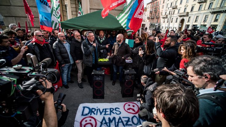 Subappalto, caporalato, lavoro nero: il lato oscuro del pacco Amazon