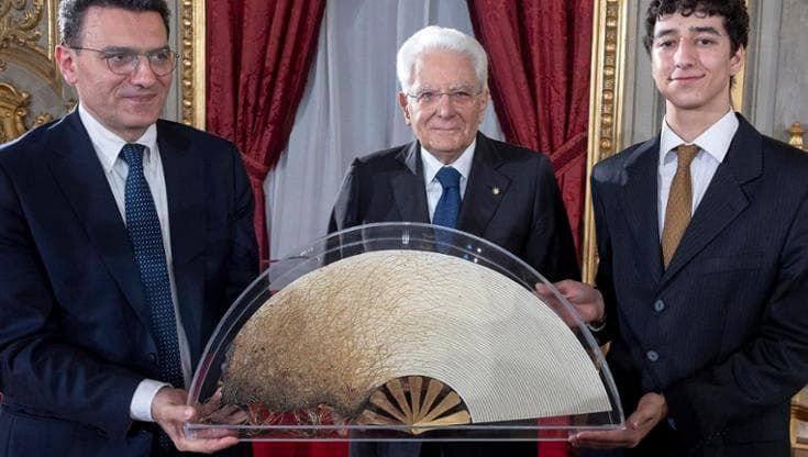 Un ventaglio per Mattarella, dalle guerre alla speranza: lo firma uno studente dell’Accademia