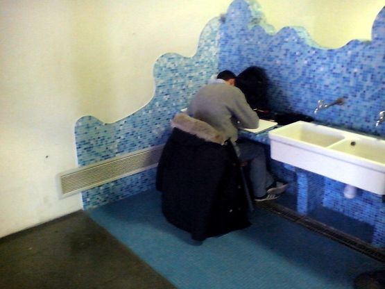 Genova, in biblioteca si studia anche sui lavandini