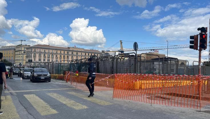 Chiusa la voragine, riaperta metà carreggiata di via Vittorio Emanuele III. Ipotesi banda del buco