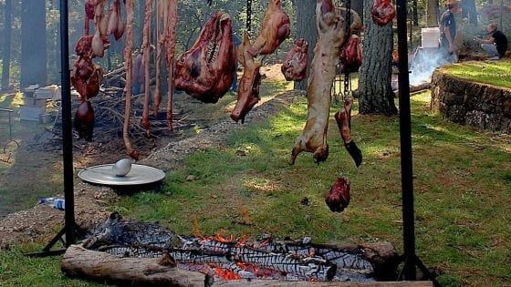 Il lato hardcore del cibo, tra cotture estreme, tagli inusuali e tecniche "primitive"