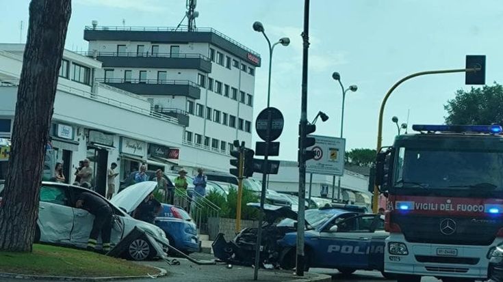 Incidente all’Axa, l’auto della polizia si scontra con un’utilitaria: feriti una donna e due agenti