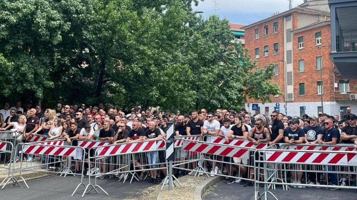 Doppia curva, ultrà del Milan fuori da San Vittore a sostenere gli imputati in attesa della sentenza