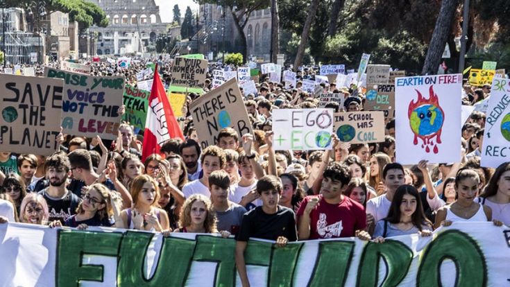 Più soli con il Covid,  crolla l’impegno  in politica e volontariato