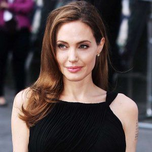 Angelina Jolie abbandona la fondazione Halo Trust: "Ricompense da capogiro ai vertici dell'organizzazione"