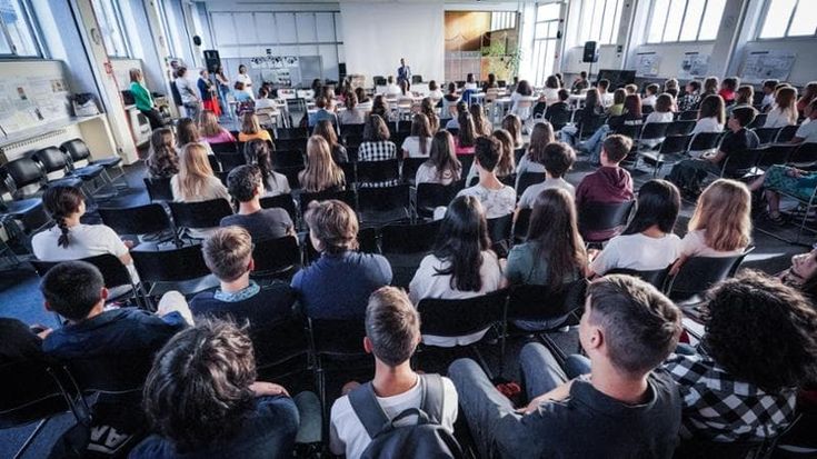 Gli studenti liceali chiedono l’educazione sessuo-affettiva nelle scuole: “Non sia più un tabù”