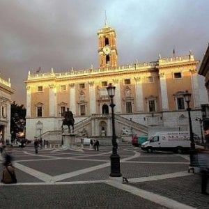 Roma, gabinetto della sindaca Raggi: a casa uno su quattro. Picco assenti sotto i 5S