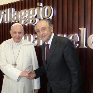 Roma, Papa Francesco visita a sorpresa un centro per malati di Alzheimer 