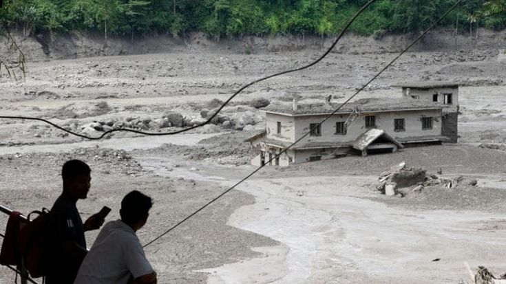 Nepal-Tibet: le onde alte 10 metri si sono portate via tutto: MSF già a lavoro 24 dopo l’inondazione