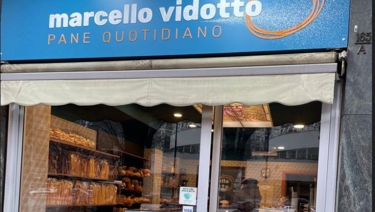 L’inconfondibile sapore di un trancio di pizza infornato in panetteria