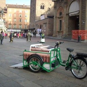 Ecco la spazzatrice solare per pulire i portici