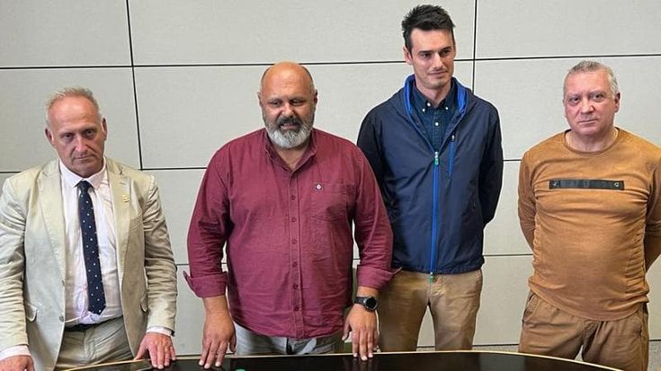Si era autosospeso perché scoperto con la cocaina, il sindaco di Cecina torna e nomina nuovi assessori: “Mi sono disintossicato”. Scontro col Pd