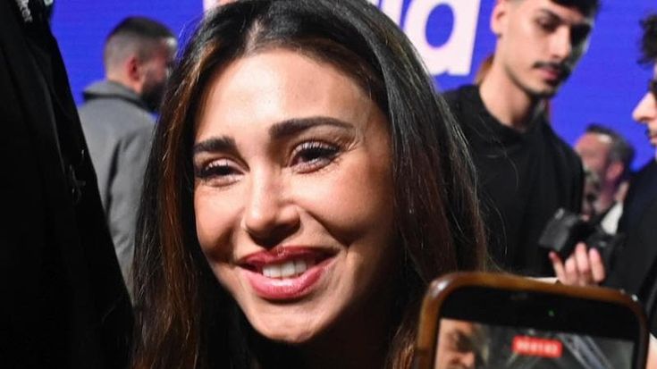 Belen Rodriguez, le urla in casa e i vicini chiamano la Polizia: dimessa dopo un giorno in ospedale
