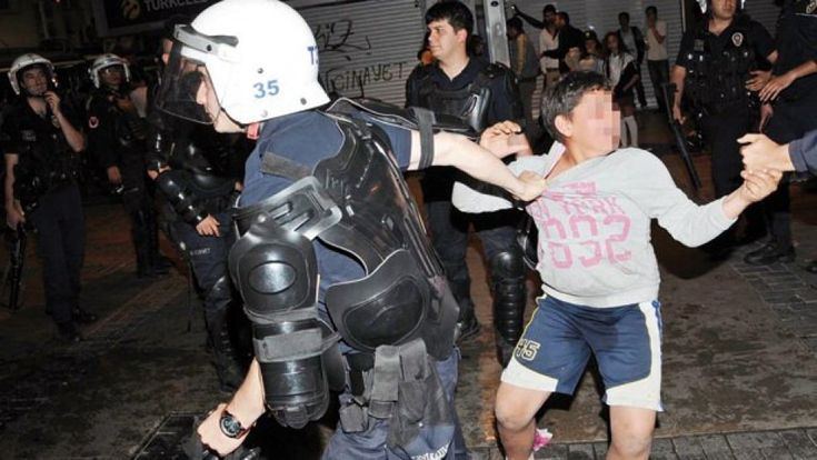 Turchia, polizia tenta di arrestare bimbo 10 anni