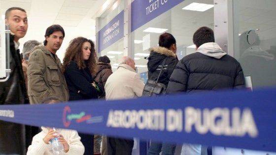 Sciopero, decine di voli cancellati a Bari e a Brindisi: disagi per i passeggeri nei due aeroporti