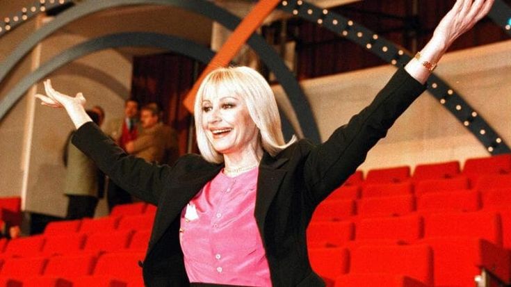 “Bellaria, balere e azdore: ecco come la nostra Lella è diventata la Carrà”. Con la nonna che suonava il violino e aveva il bar nella piazza del paese