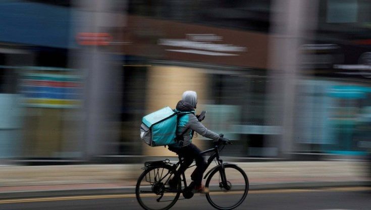 Deliveroo lancia il nuovo servizio per portare a casa la spesa in dieci minuti