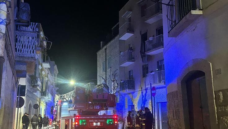 Trani, esplosione in una palazzina per una fuga di gas: edificio evacuato, non ci sono feriti