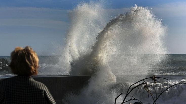 Mareggiata a Genova, lo spettacolo delle onde