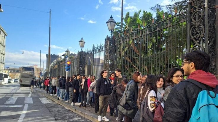 C’è Barbero a Napoli, centinaia di ragazzi in fila al teatro San Carlo per il biglietto della lezione su Federico II