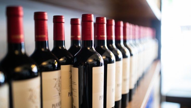 Vino, l'allarme di Uiv: a rischio le forniture di vetro e carta, aumentano i costi per le imprese