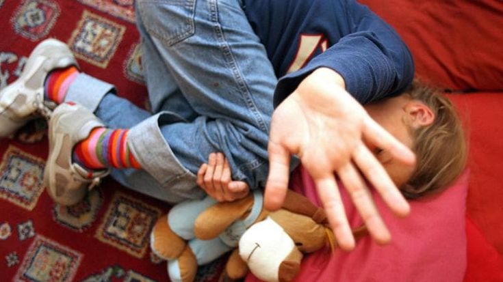 Due sorelline violentate per anni in casa: condannati i genitori, il nonno e lo zio