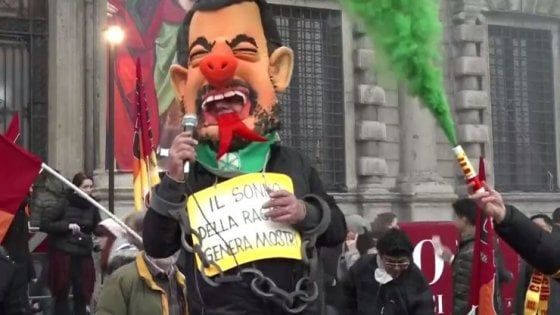 Milano, le proteste prima della Prima: centri sociali e studenti contro Salvini e il dl sicurezza