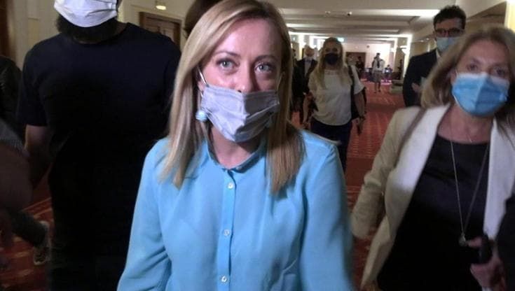Aereo Meloni in ritardo, Salvini non l'aspetta. La Russa. "Sono due pazzi: uno scappa e l'altra arriva"