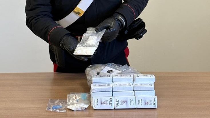 Quattro chili di droga e due Rolex di provenienza sospetta in casa, arrestato