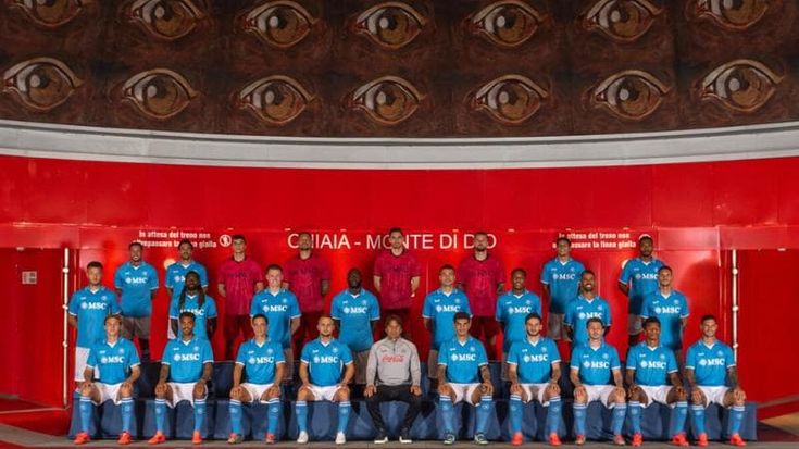 I calciatori azzurri scoprono i monumenti e i luoghi iconici della città: è il calendario del Napoli
