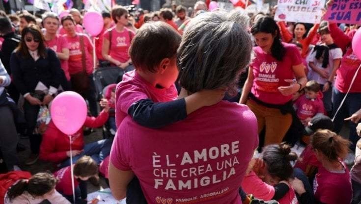Sindaci mobilitati per figli Lgbtq+, in 300 a Torino. Zagrebelsky: "Fate come Rosa Parks. Dite no". Sala frena