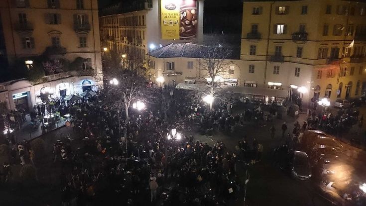 San Salvario, l'allarme coronavirus non ferma la movida torinese: sfida al "divieto di assembramento" 