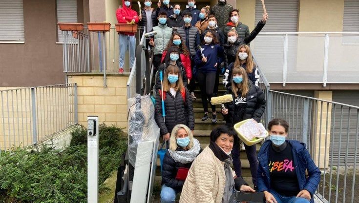 Parmense, gli studenti tinteggiano l'appartamento sequestrato alla criminalità
