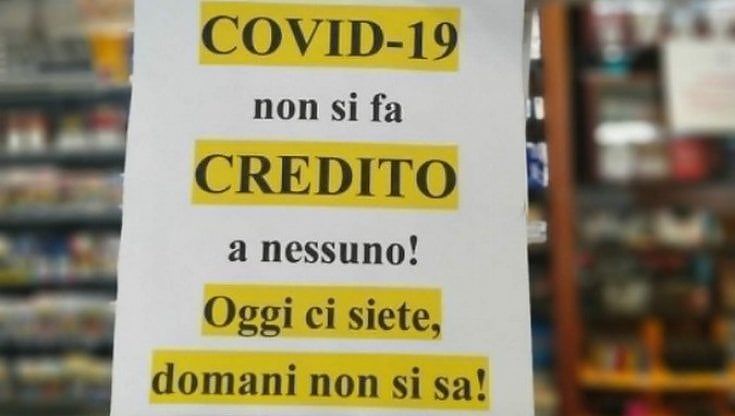 In tabaccheria spunta il cartello: "Causa Covid-19 non si fa credito. Oggi ci siete, domani non si sa"